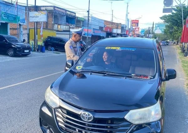 Anggota Satlantas Polres Sinjai gelar pengaturan lalu lintas (Dok : Ist).