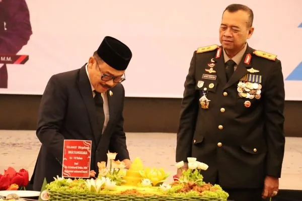 Gubernur Sulbar Suhardi Duka saat menghadiri rangkaian Dirgahayu Bhayangkara ke-79 di Mamuju (Dok : Ist).