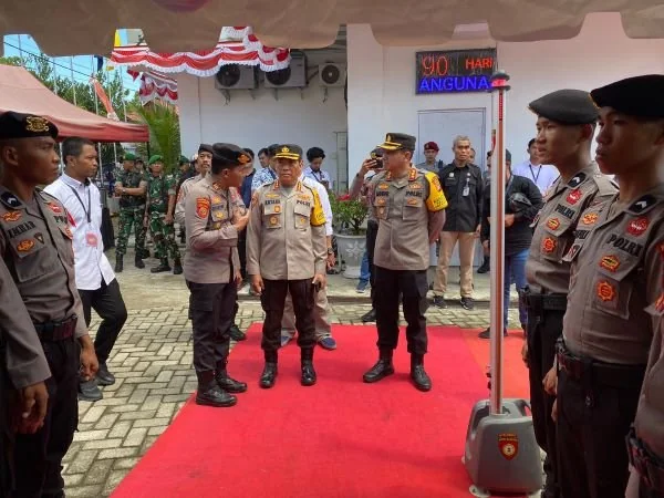 Kapolda Sulbar saat memantau kantor KPU Sulbar (Dok : Ist).
