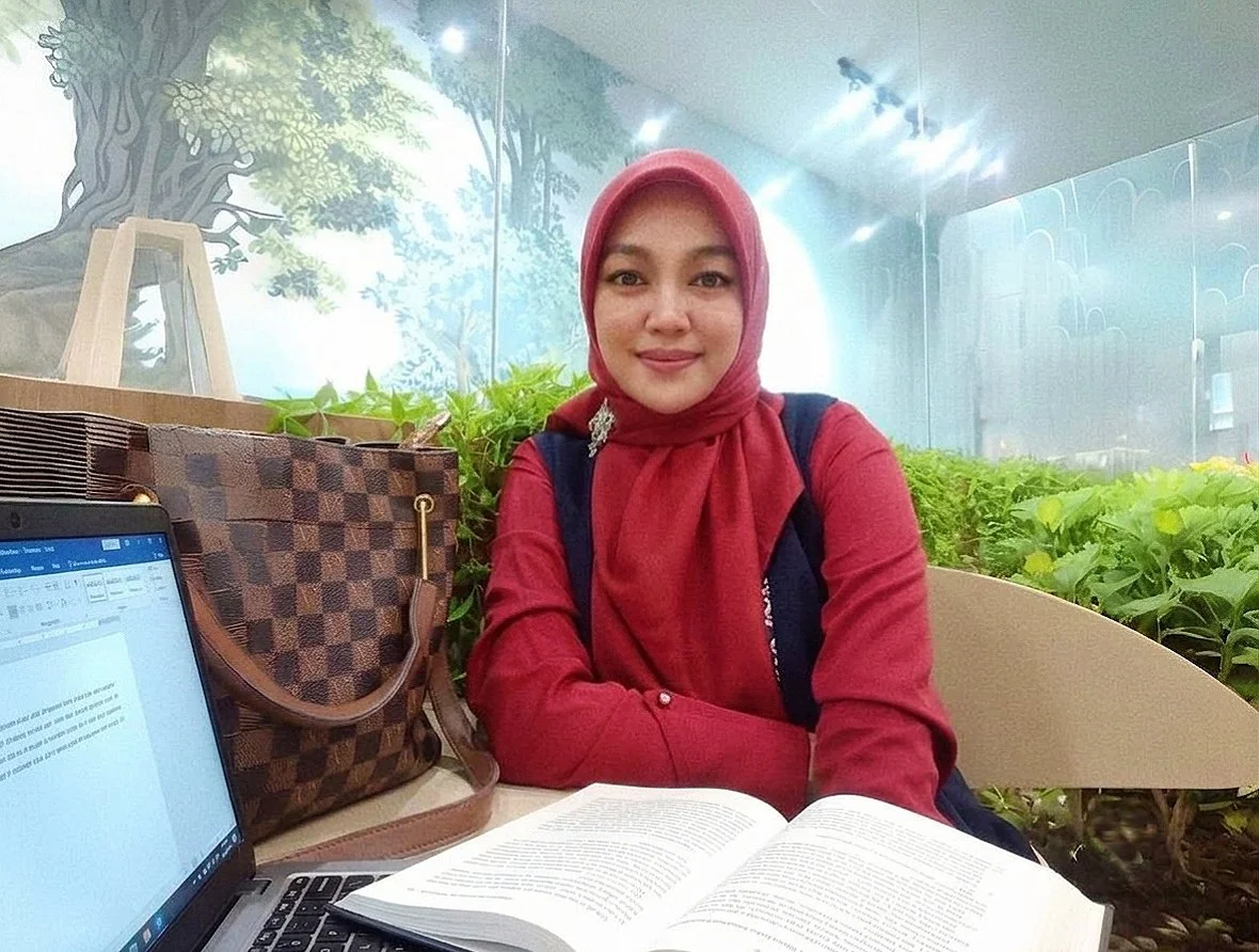 Sitti Nurliani Khanazahrah (Penulis, Dosen, & Pegiat Filsafat)