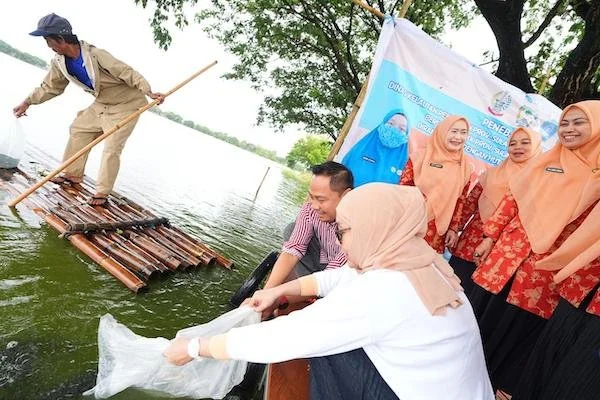 DWP Sulsel menebar 50 ribu benih ikan di Danau Mawang (dok. Ist)