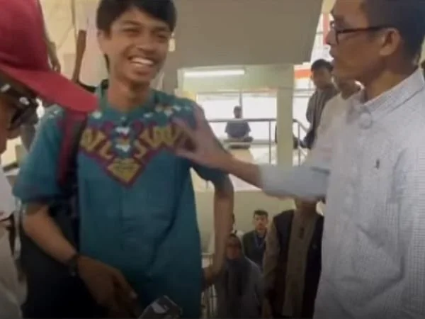 Cuplikan video oknum dosen yang cekcok dengan mahasiswa di menara Phinisi UNM (Dok : ist).