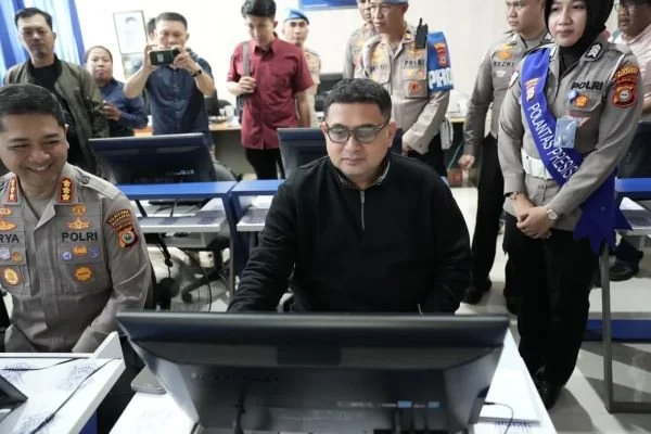Wali Kota Makassar Munafri Arifuddin saat Merasakan Pelayanan Pembuatan SIM C1 (Dok: Ist).