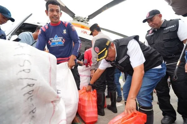 Penjabat Gubernur Sulsel, Bahtiar Baharuddin saat memberi bantuan logistik untuk korban banjir dan longsor di Luwu.