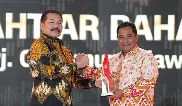 Pj Gubernur Sulsel, Bahtiar Baharuddin raih CNN Indonesia Award kategori Excellence Govarnance Leadership, Kamis, (21/3).
