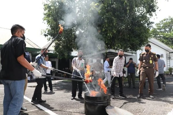 Kejaksaan Negeri (Kejari) Kabupaten Bantaeng saat memusnahkan Barang Bukti Tindak Pidana (Dok : Ist).