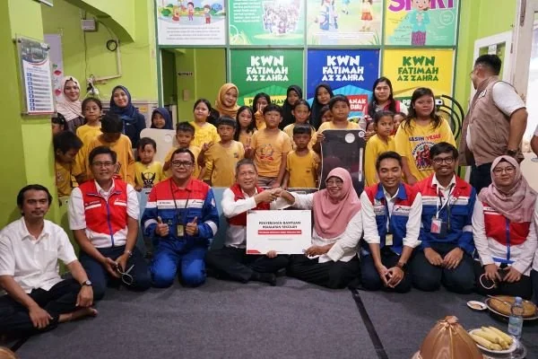 Dewan Komisaris dan Komite PT Pertamina meninjau langsung implementasi Program Tanggung Jawab Sosial dan Lingkungan (TJSL) Sekolah Anak Percaya Diri (SAPD) yang dijalankan oleh Integrated Terminal (IT) Makassar. (Dok: Ist)