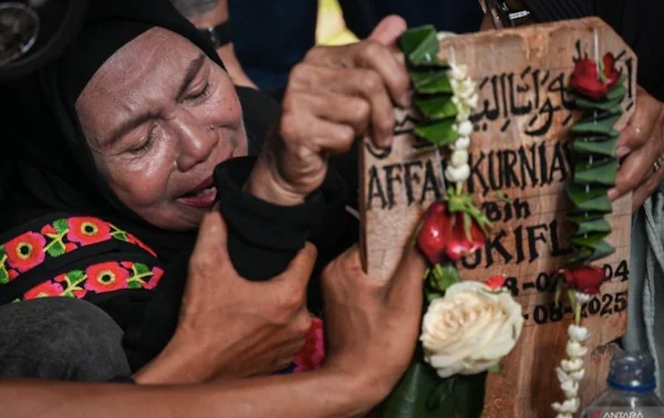 Seorang kerabat menangis saat pemakaman jenazah Affan Kurniawan di TPU Karet Bivak, Jakarta, Jumat (29/8/2025). Pengemudi ojek online Affan Kurniawan meninggal dunia usai terlindas mobil rantis Brimob saat Aksi 28 Agustus. ANTARA FOTO/Fauzan/foc.