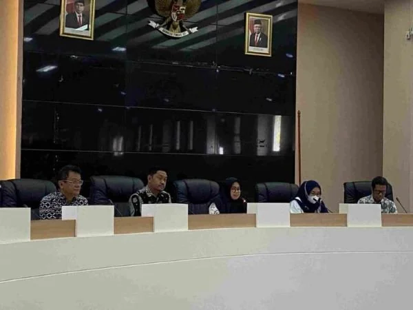 Sosialisasi tata cara pemilihan penyedia melalui lelang sederhana, dilakukan secara terbuka dan kami lakukan di Ruang Sipakatau Balaikota.