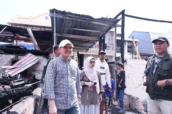 Kepala Dinas Sosial Kota Makassar, drg. Ita Isdiana Anwar Menyalurkan Bantuan, (Dok: Ist).