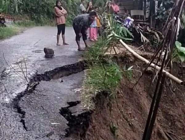 Kondisi Tanah Longsor di Poros Sinjai-Malino, Desa Gantarang, Kecamatan Sinjai Tengah, Sulawesi Selatan.