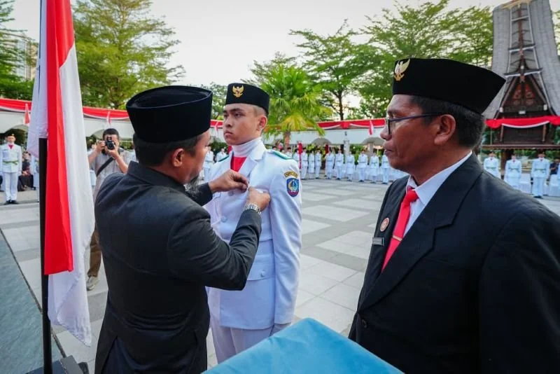 Gubernur Andi Sudirman mengukuhkan 73 Paskibraka Sulsel (Dok: Ist)