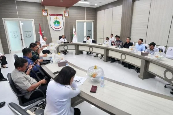 Gubernur Sulbar Suhardi Duka saat memimpin rapat bersama 13 perwakilan perusahaan pabrik kelapa sawit di Sulbar. (Dok: Ist)