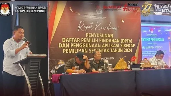 anggota KPU Jeneponto Divisi Hukum dan Pengawasan, Ilham Hidayat saat membuka Rakor DPTb dan penggunaan Aplikasi Sirekap untuk Pilkada Serentak Tahun 2024 di Hotel Mercure Jl. AP.Pettarani Makassar. (Foto/ist).