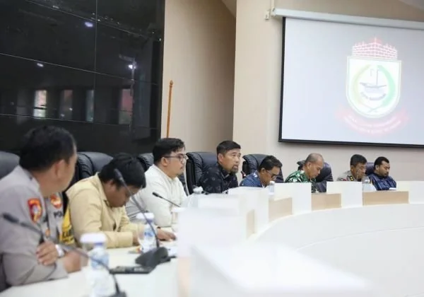 Penjabat Sementara (Pjs) Wali Kota Makassar, Andi Arwin Azis, dalam Rapat Koordinasi (Rakor) Fasilitasi dan Pengamanan Distribusi Logistik Pilkada 2024 di Ruang Sipakatau, Balai Kota Makassar (Dok : Ist).