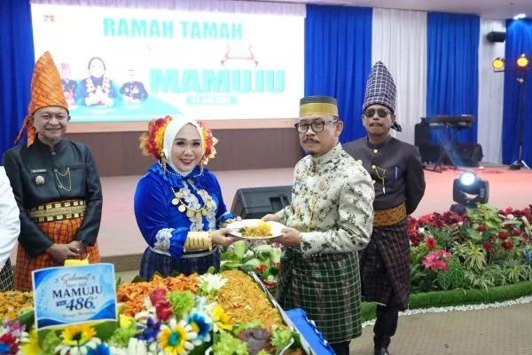 Gubernur Sulbar Suhardi Duka bersama Bupati Mamuju Sutinah Suhardi dalam acara Ramah Tamah Hari Jadi Mamuju ke-486. (Dok: Ist)