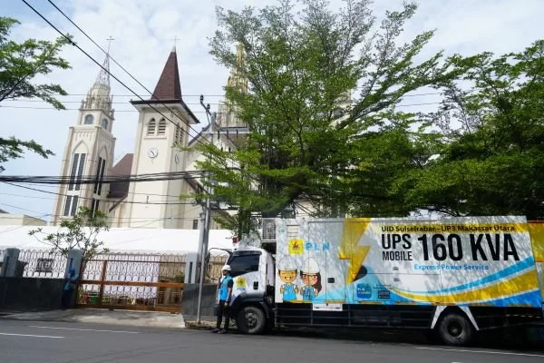 Petugas PLN tengah bersiaga di Gereja Katolik Katedral Makassar untuk memastikan keandalan pasokan listrik pada momen Natal 2025 dan Tahun Baru 2026. (Dok: Ist)