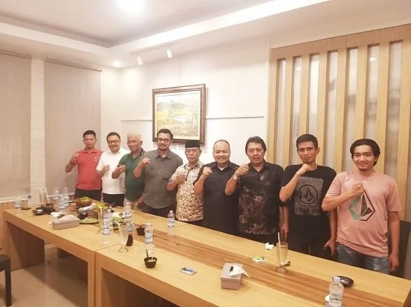 Pertemuan diantara Muhammad Sarif – Moch Noer Alim Qalby, Bendahara umum PDIP Sulsel, Alimuddin Naba, bersama Baharuddin Karaeng Nai dan Andi Moestamu Karaeng Moncong serta sejumlah tokoh berpengaruh (Dok : Ist).