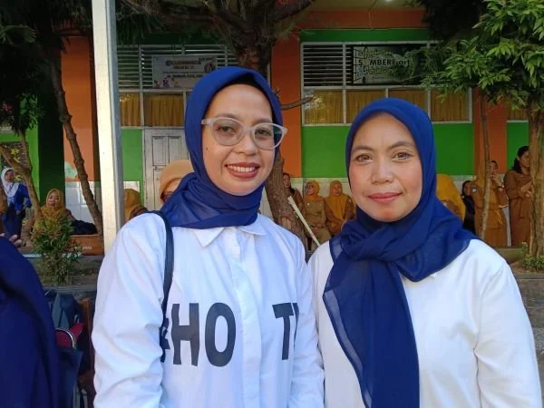 Orang tua siswa Jumiaty (kanan), Lina (kiri). (Dok: Sinta/KabarMakassar).