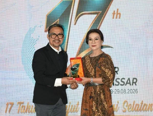 CEO KGI Upi Asmaradhana ketika menyerahkan penghargaan Tokoh Perempuan Sulsel kepada Firmina Tallulembang (Dok: KabarMakassar)