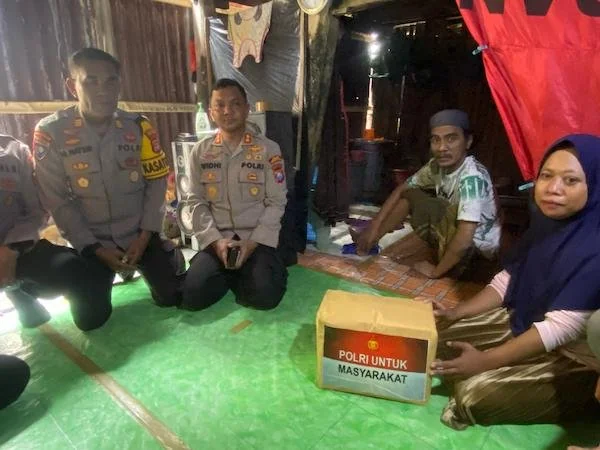 Kapolres Jeneponto AKBP Widi Setiawan bersama rombongannya saat mengunjungi kediaman seorang penderita tumor ganas bernama Subair di Dusun Kalumpang Timur, Desa Bontosunggu, Kecamatan Tamalatea. (Foto/Ist).