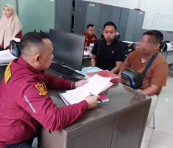 Ipda Muh. Basil Saat limpahkan berkas perkara dan tersangka kasus penggelapan bibit dan pestisida ke Kejaksaan Negeri (Kejari) Jeneponto. (Ist).