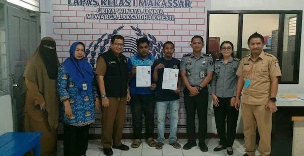 Pemberian biodata kependudukan sebagai pengganti KTP elektronik kepada warga binaan Lapas Makassar (Dok: Int)