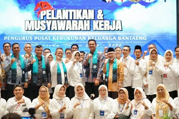 Bupati Bantaeng, M. Fathul Fauzy Nurdin, saat berswafoto bersama Pengurus Pusat (PP) Kerukunan Keluarga Bantaeng (KKB) di Hotel Hyatt Place Makassar, Sulawesi Selatan (Dok : Ist).