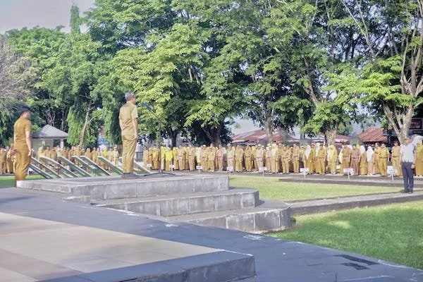 Bupati Jeneponto, H Paris Yasir saat memimpin upacara