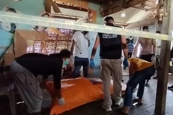 Jasad korban saat dievakuasi Tim Inafis Sat Reskrim Polres Jeneponto (Dok : Ullah KabarMakassar).