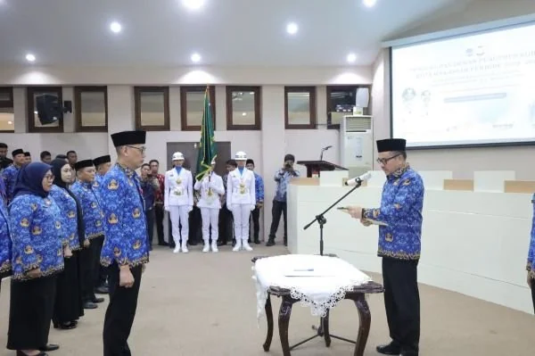 Sekretaris Provinsi Sulawesi Selatan sekaligus Ketua Korpri Sulsel, Jufri Rahman saat Mengukuhkan Ketua dan jajaran Korpri Kota Makassar, (Dok: Ist).