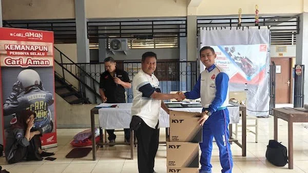 Apresiasi yang diberikan Asmo Sulsel terhadap SMK Nasional atas prestasi di Safety Riding Competition 2025 (Dok: Ist)