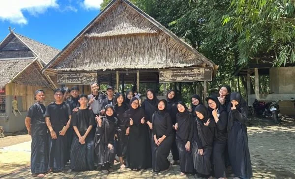Siswa kelas XI SMA Bosowa School Makassar mengunjungi Desa Kajang di Kabupaten Bulukumba. (Dok: Ist)