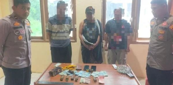 Para tersangka dan barang bukti yang berhasil disita pihak kepolisian dari tangan pelaku (Dok: Ist)