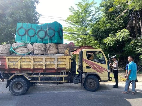 Satlantas Polres Majene saat  menertibkan kendaraan barang yang melebihi kapasitas muatan(dok:Ist)