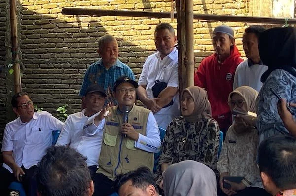Menteri Sosial Saifullah Yusuf saat melakukan peninjauan kondisi tempat tinggal Naila, calon siswa Sekolah Rakyat (Dok: Nofi KabarMakassar)