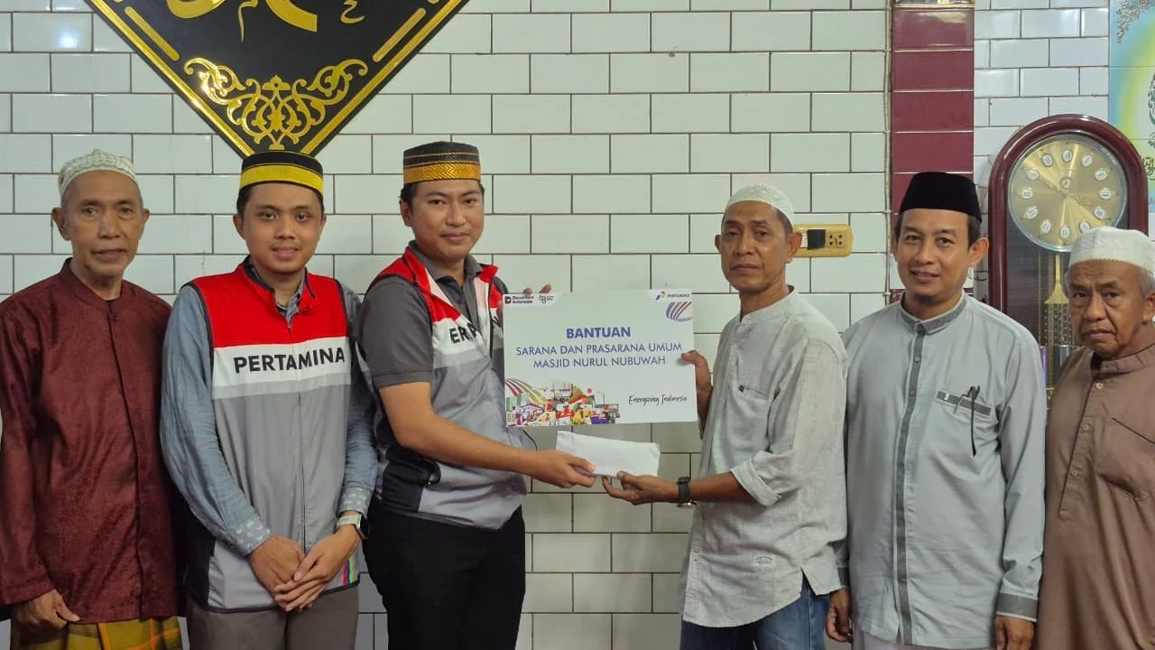 PT Pertamina Patra Niaga Regional Sulawesi menyalurkan bantuan santunan kepada Masjid Nurul Nubuwah dan Panti Asuhan (LKSA) Al Mukarramah di Kecamatan Ujung Tanah. (Dok: Ist)