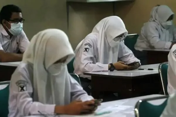 Ilustrasi siswa SMA menggunakan hp di sekolah (dok. Ist)