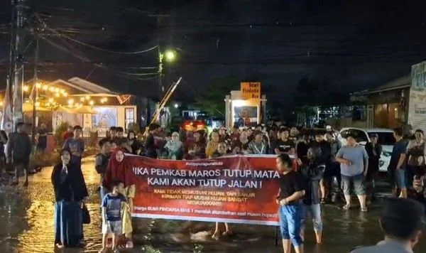 Warga Perumahan Bumi Findaria Mas 1, Kabupaten Maros Gelar Aksi Protes saat Hujan (Dok: Ist).