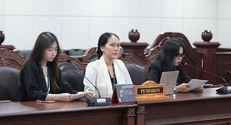 Pemohon Pengujian UU Perlindungan Konsumen menerangkan pokok-pokok permohonannya kepada majelis panel Hakim Konstitusi, (Dok: Ist).