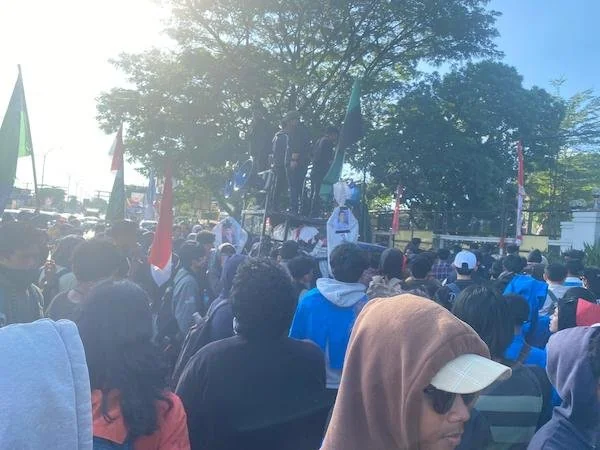 Massa aksi unjuk rasa di depan gedung DPRD (Dok: Atri KabarMakassar)
