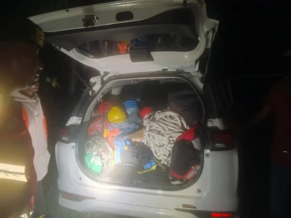 Kanit Patroli Aipda Amir Situru bersama anggotanya. Saat melintasi Lingkungan Borong Karamasa, Kelurahan Tolo Utara, Kecamatan Kelara saat mendapati mobil mencurigakan yang terparkir di pinggir jalan gelap dan sepi