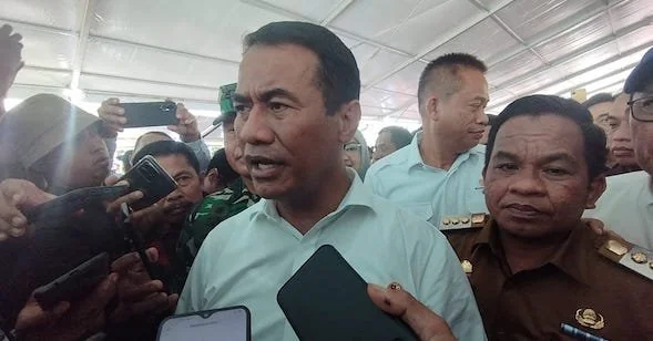 Menteri Pertanian RI, Andi Amran Sulaeman saat melakukan pertemuan dengan ribuan Penyuluh dan petani di Stadion Mini Turatea, Jeneponto, Sulawesi Selatan. (Ullah/ Kabarmakassar.com)