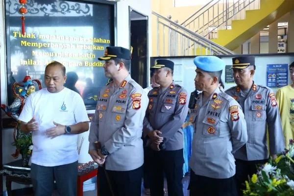 Kapolrestabes Makassar, Kombes Pol Arya Perdana saat memantau Vihara di Makassar (Dok : Ist).