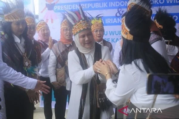Ibu Negara Iriana Joko Widodo bersalaman dengan ibu-ibu pengurus TP PKK Provinsi dan Kabupaten/Kota di sela-sela kunjungannya di Posyandu Rawajali III, Perumahan Graha Nendali, Distrik Sentani Timur, Kabupaten Jayapura, Provinsi Papua, Selasa. ANTARA/Yudh