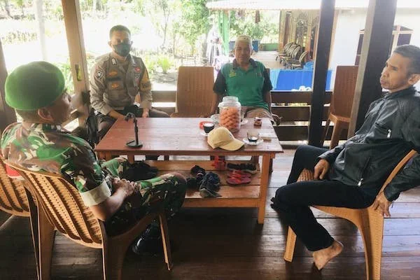Salah seorang Babinsa Kodim 1425 Jeneponto bersama Babinkantibmas Polres Jeneponto saat melakukan sosialisasi Pemilu Damai di rumah warga. (Foto/ist).
