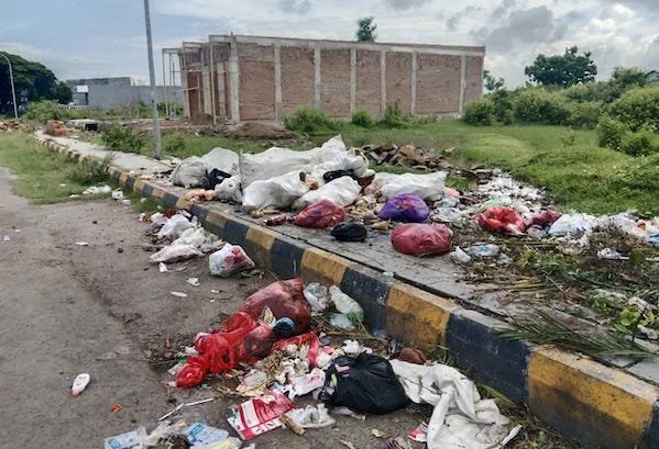 Tumpukan sampah berbagai jenis berserakan di Jalan Ishak Iskandar, Kecamatan Binamu.