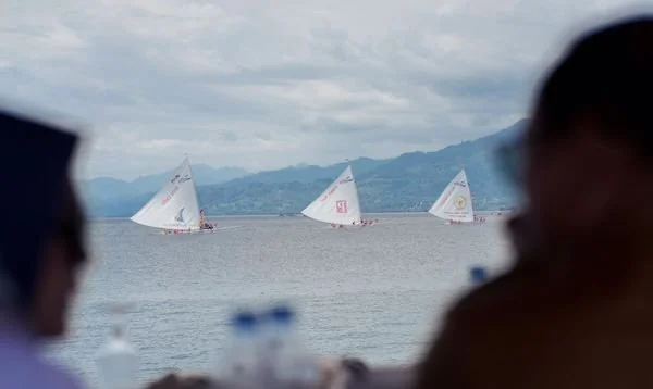 Perahu Sandeq saat memasuki garis finis etape IV di Mamuju yang disaksikan secara langsung  Gubernur Sulbar(dok:ist)