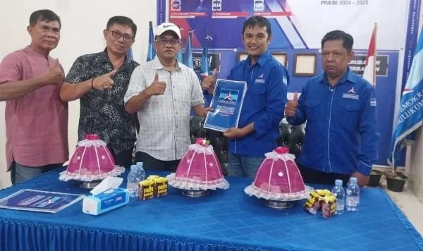 Pihak Andi Edy Manaf saat mengembalikan formulir di Partai Demokrat Bulukumba.