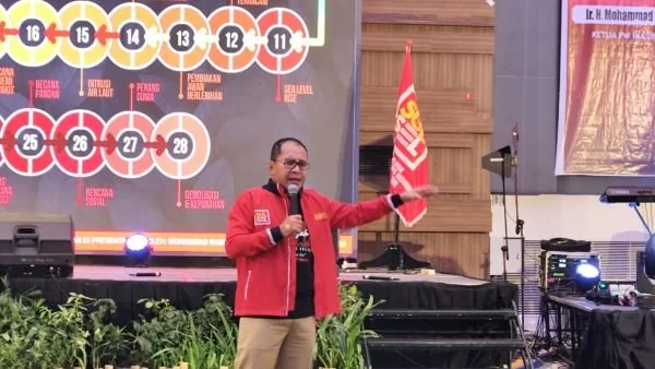 Wali Kota Makassar sekaligus Ketua PW IKA Unhas Sulsel, Moh Ramdhan Danny Pomanto, saat menjadi keynote speaker dalam Rakereil IKA Unhas Sulsel, di Four Points by Sheraton Makassar pada Senin (27/5).